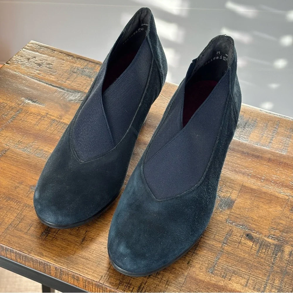 Munro Francee Slip on Ankle Bootie in Navy Suede Size 6